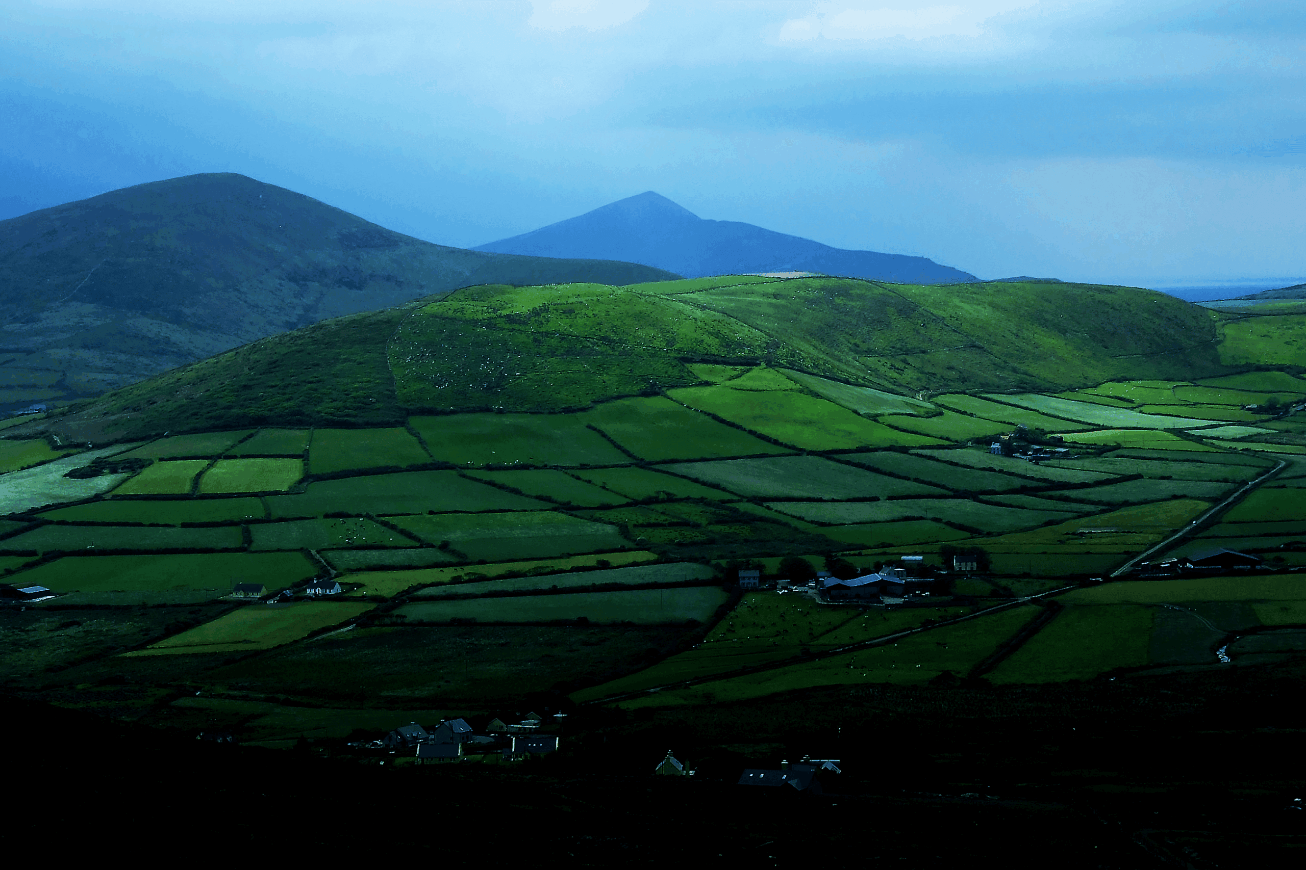 Text: Best time to visit Dingle for stunning summer views